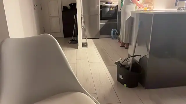 Snapshot of leaxoxo chatting on December 5, 2024, 6:49 pm leaxoxo online show from December 5, 2024, 6:49 pm