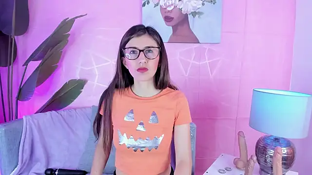  jade white  online show from October 1, 2025, 1:04 pm