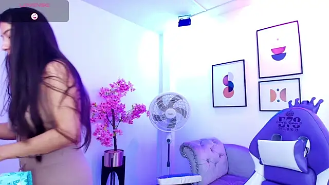 Snapshot of Ema_louis_ chatting on June 4, 2026, 7:40 pm Ema louis online show from June 4, 2026, 7:40 pm