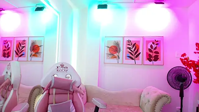 Ema louis  online show from April 2, 2026, 7:09 pm