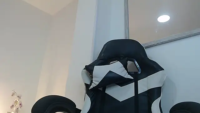 Snapshot of evelin_leroy chatting on October 27, 2025, 12:06 pm evelin leroy online show from October 27, 2025, 12:06 pm