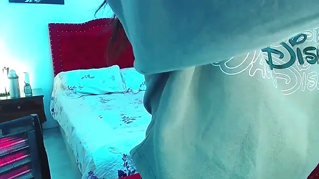 Snapshot of Alma-Mora chatting on November 8, 2025, 6:22 pm Alma-Mora online show from November 8, 2025, 6:22 pm