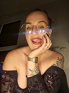 lindsay 33off online show from November 9, 2025, 8:57 pm