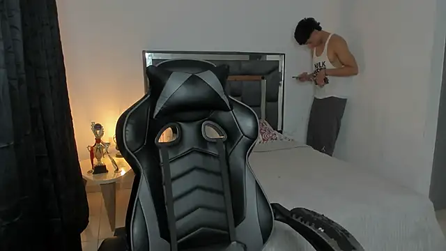 enzo sloran online show from December 2, 2025, 4:14 am