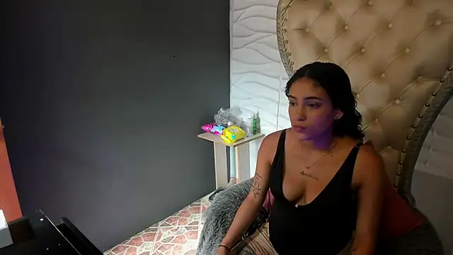 Layla 707 online show from April 1, 2026, 8:17 pm