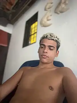 Snapshot of Leo_bunny_hot chatting on February 3, 2026, 12:32 am Leo bunny hot online show from February 3, 2026, 12:32 am