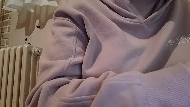 AalinnaK online show from February 26, 2025, 8:47 pm