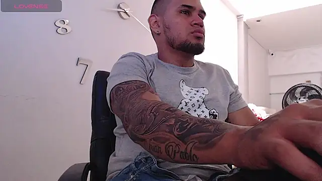 Snapshot of Aaron_Hunter_ chatting on February 3, 2025, 1:19 pm Aaron Hunter online show from February 3, 2025, 1:19 pm