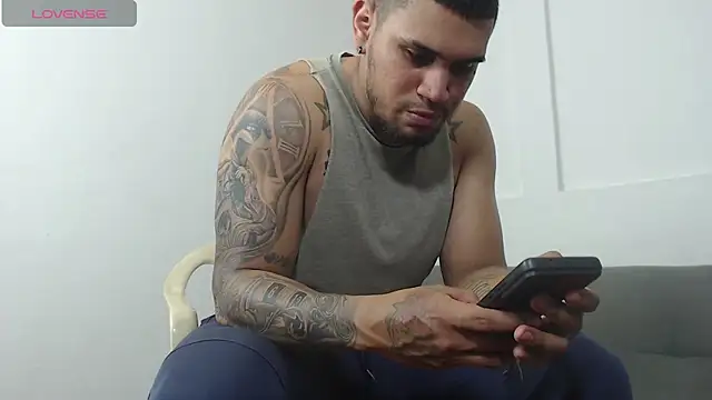 Snapshot of Aaron_Hunter_ chatting on January 22, 2025, 12:27 am Aaron Hunter online show from January 22, 2025, 12:27 am