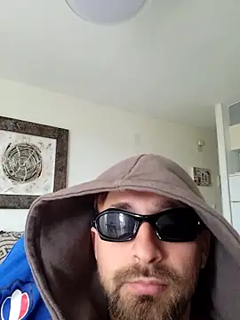 omarito100 online show from April 12, 2026, 7:44 am