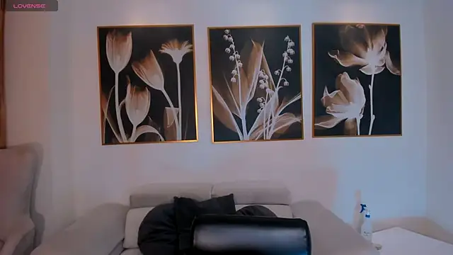 Snapshot of TaraLawrence chatting on February 5, 2026, 3:35 am TaraLawrence online show from February 5, 2026, 3:35 am