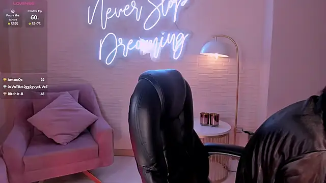 MaddisonLowe online show from March 15, 2025, 9:41 am