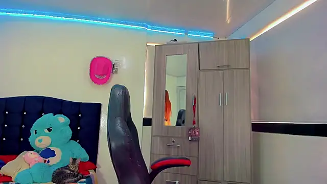 Hellen moons   online show from October 2, 2025, 7:06 pm