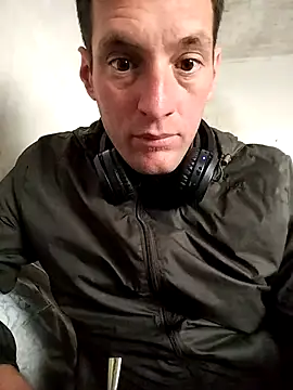 Robert83uy online show from October 31, 2025, 3:30 pm