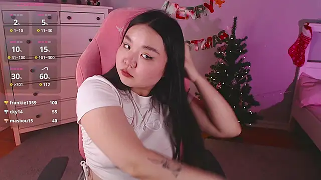 Suzy Baee online show from December 18, 2024, 3:33 pm