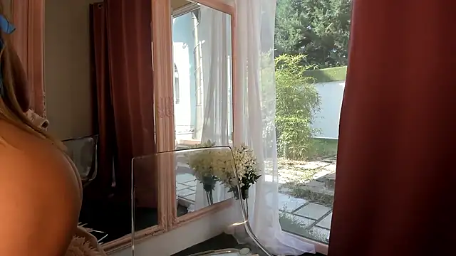 Mia  Milan online show from October 17, 2025, 7:55 am