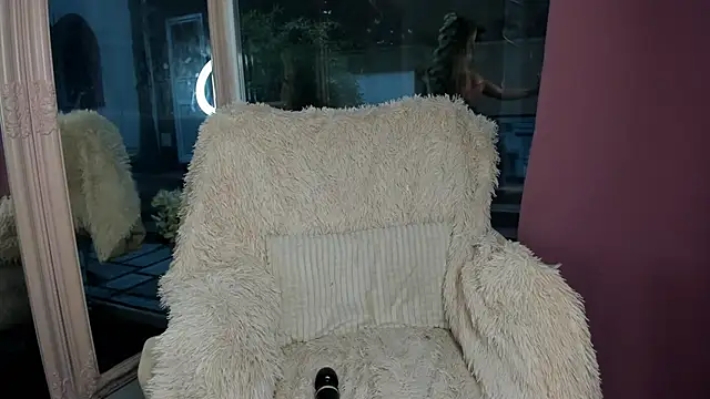 Mia  Milan online show from December 3, 2025, 6:36 am