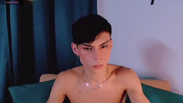 Snapshot of femboykeene chatting on January 8, 2025, 5:27 am femboykeene online show from January 8, 2025, 5:27 am