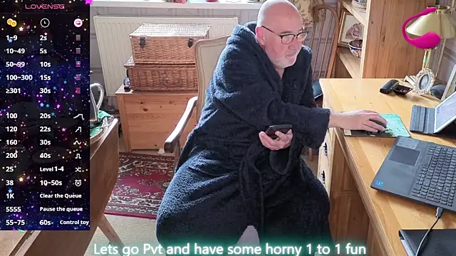 Snapshot of Adamdaddybear chatting on April 20, 2026, 7:33 am Adamdaddybear online show from April 20, 2026, 7:33 am