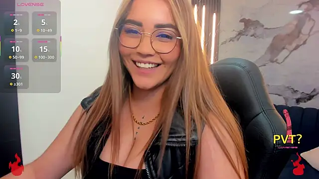 Snapshot of Lucia_star__ chatting on October 7, 2025, 7:37 pm Lucia star online show from October 7, 2025, 7:37 pm