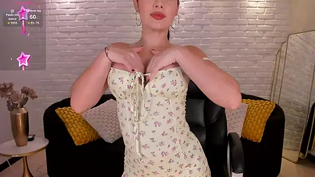 GiaFerrara online show from November 18, 2025, 7:28 pm