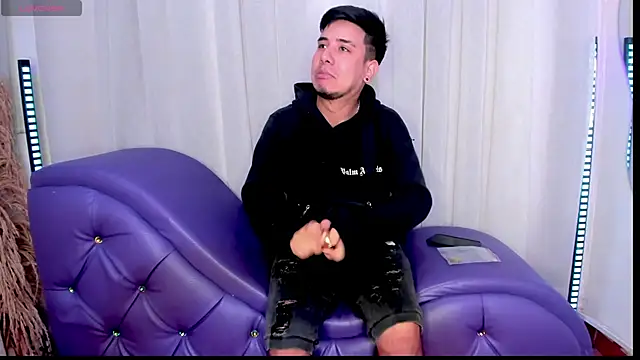 Yourslust  online show from November 23, 2025, 1:32 pm