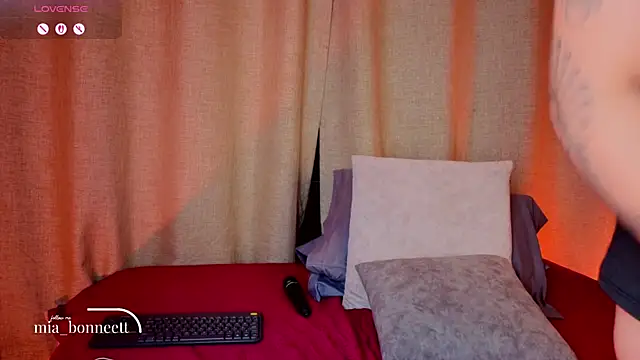 mia bonneett online show from April 11, 2026, 7:45 am