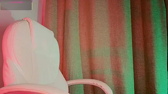 Snapshot of mia_bonneett chatting on October 18, 2025, 2:35 am mia bonneett online show from October 18, 2025, 2:35 am