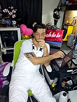 Snapshot of titclitcmndr chatting on February 3, 2025, 5:46 pm titclitcmndr online show from February 3, 2025, 5:46 pm