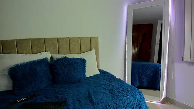 Snapshot of cristalwalker__ chatting on October 26, 2025, 10:37 am cristalwalker online show from October 26, 2025, 10:37 am