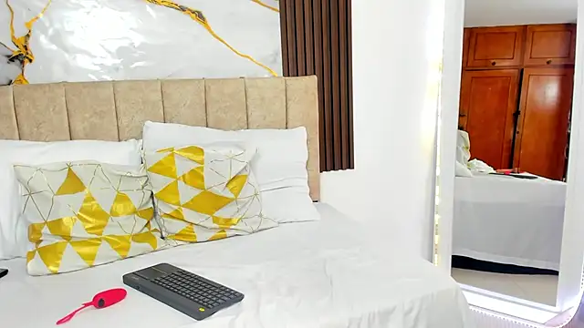 cristalwalker   online show from March 11, 2026, 11:04 am