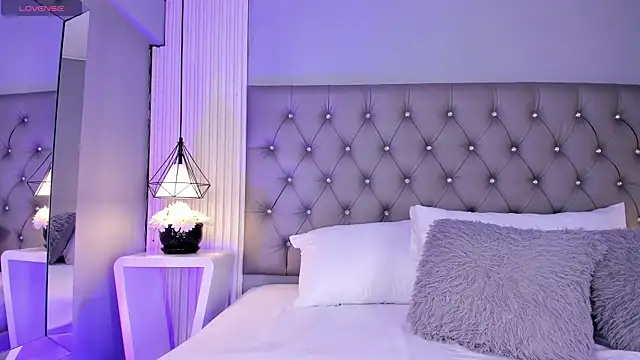 VioletthaRous online show from July 8, 2026, 10:32 pm