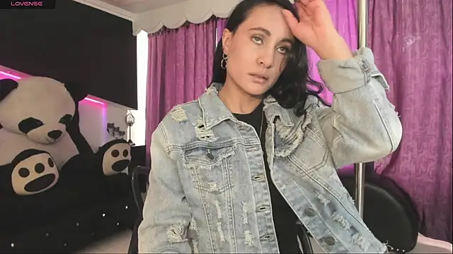 Coral Gibson online show from December 5, 2025, 1:21 pm