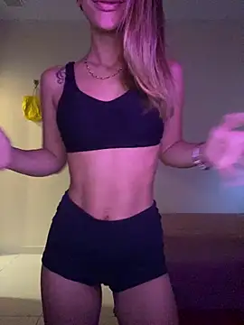 Snapshot of Carolinen chatting on February 11, 2026, 5:35 pm Carolinen online show from February 11, 2026, 5:35 pm