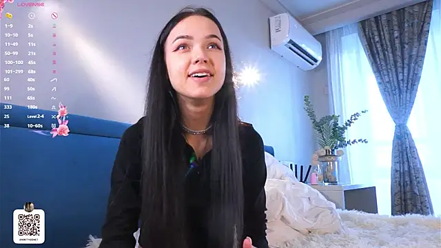 SynneFrary online show from October 13, 2025, 6:04 am