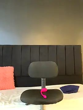 sweetsofia18 online show from October 19, 2025, 8:11 pm