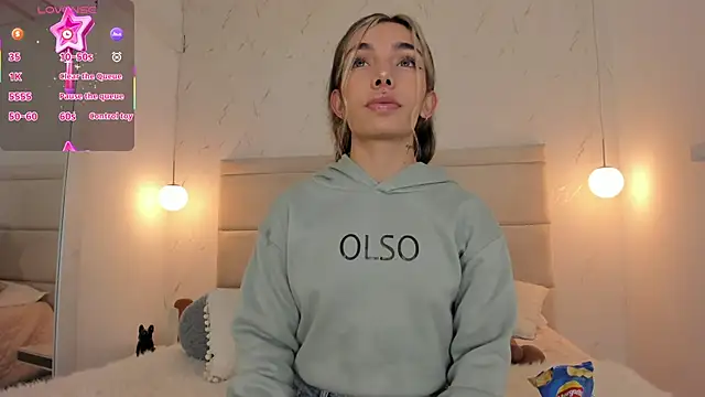 Mollymoon1 online show from November 23, 2025, 8:08 pm