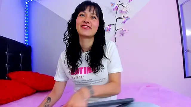 Camcrush   online show from October 8, 2025, 5:13 pm