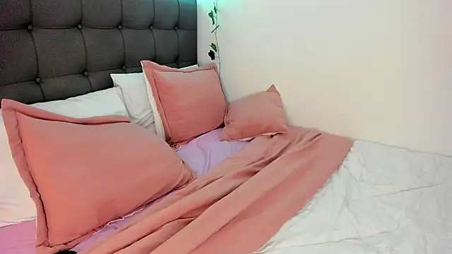 Snapshot of charlotte_james0 chatting on February 24, 2025, 1:35 am charlotte james0 online show from February 24, 2025, 1:35 am