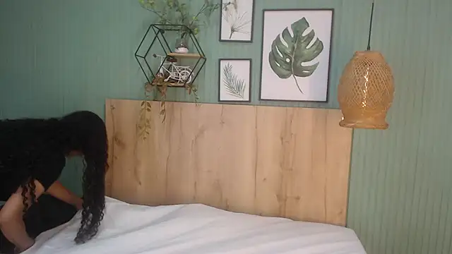 ashly collin9 online show from October 5, 2025, 12:51 pm