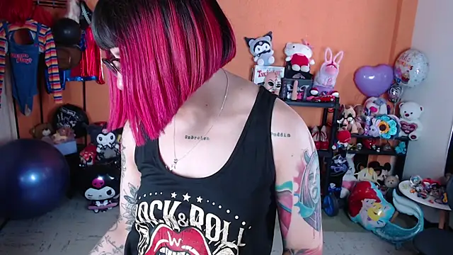 MissMiia2 online show from November 5, 2025, 3:48 pm