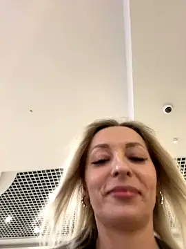 Diamond Bunny  online show from November 17, 2025, 3:05 pm