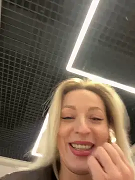 Diamond Bunny  online show from November 23, 2025, 11:31 am