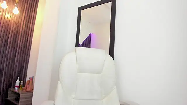 laurin clauz  online show from September 21, 2025, 4:34 pm