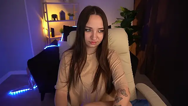 ElysLunar online show from December 17, 2024, 8:43 pm