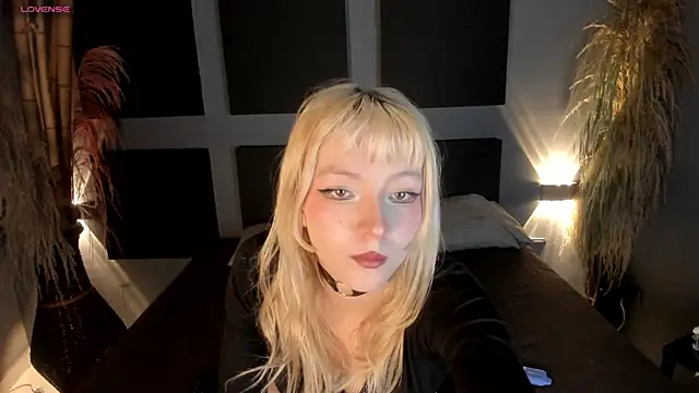 Cloe five online show from March 11, 2025, 9:15 pm