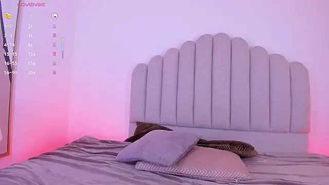 Nikki Angel  online show from December 4, 2025, 7:35 pm