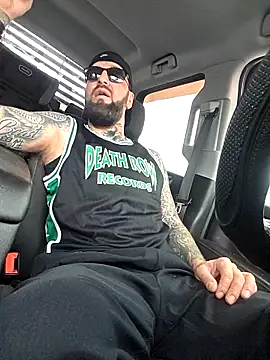 Snapshot of Beardedtattood chatting on November 12, 2025, 1:26 pm Beardedtattood online show from November 12, 2025, 1:26 pm