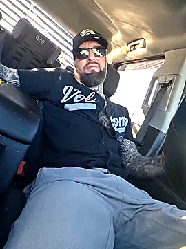 Snapshot of Beardedtattood chatting on October 28, 2025, 1:54 pm Beardedtattood online show from October 28, 2025, 1:54 pm