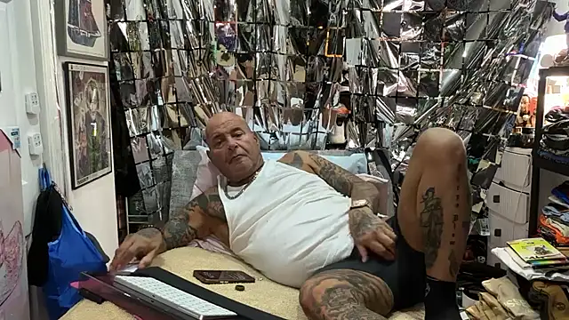 joeytatts66 online show from April 10, 2026, 2:51 am